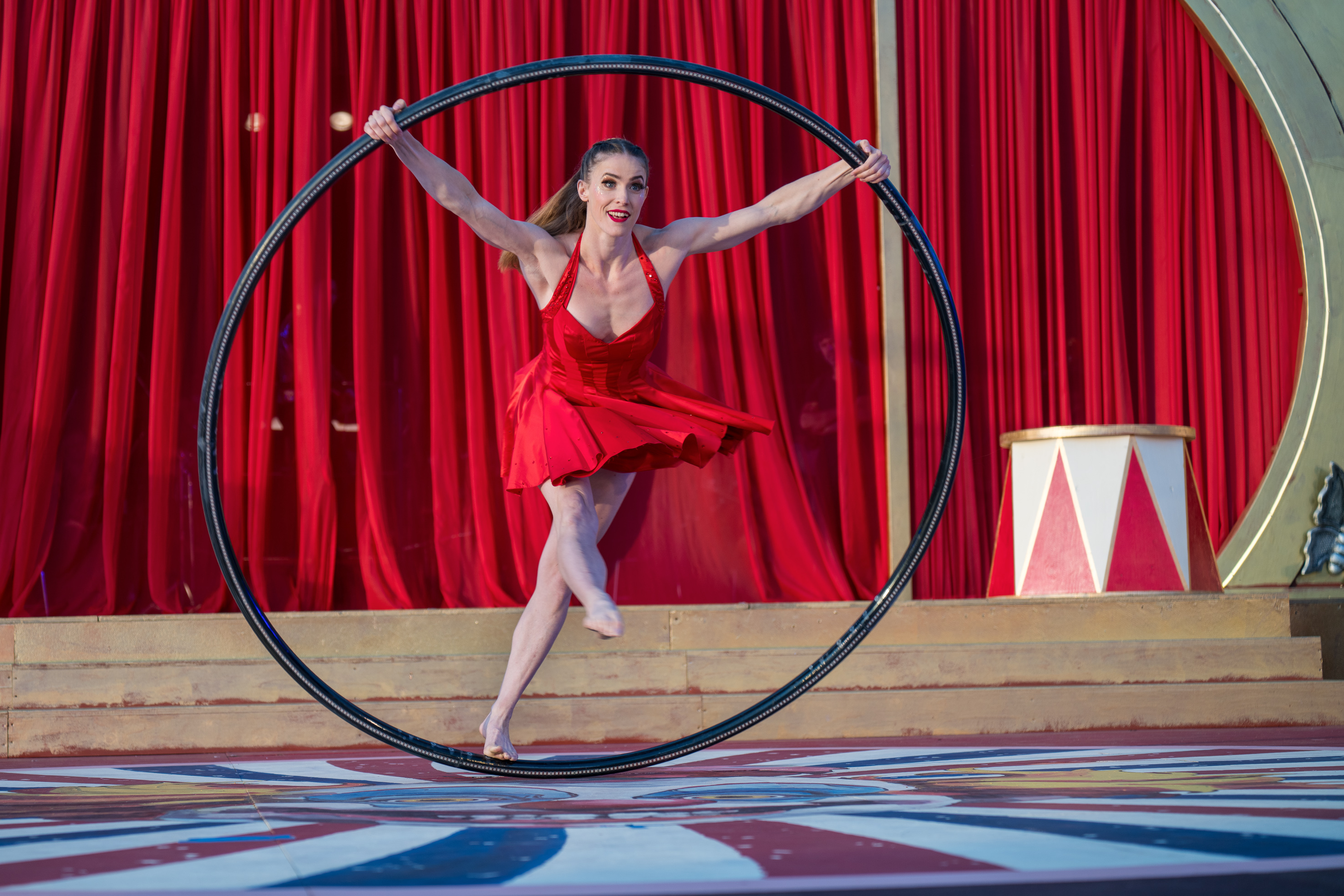 Die Zirkusartistin Lea Toran Jenner bei einem Zirkus-Akt mit dem Cyr-Wheel