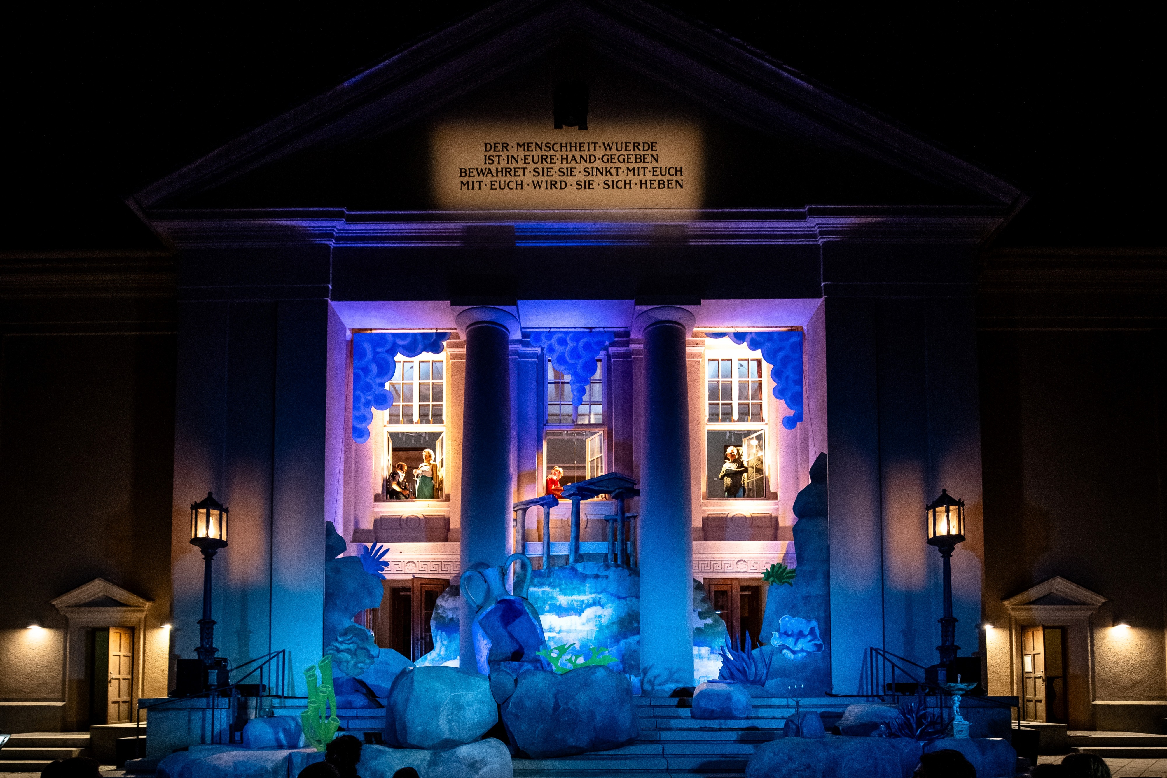 Ein Unterwasser-Bühnenbild vor dem Landestheater Neustrelitz bei Nacht