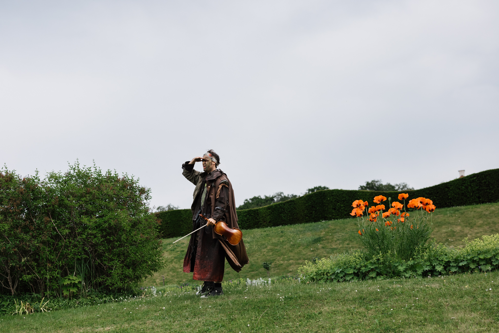 Der Soldat mit der Geige in der Hand in einem Park