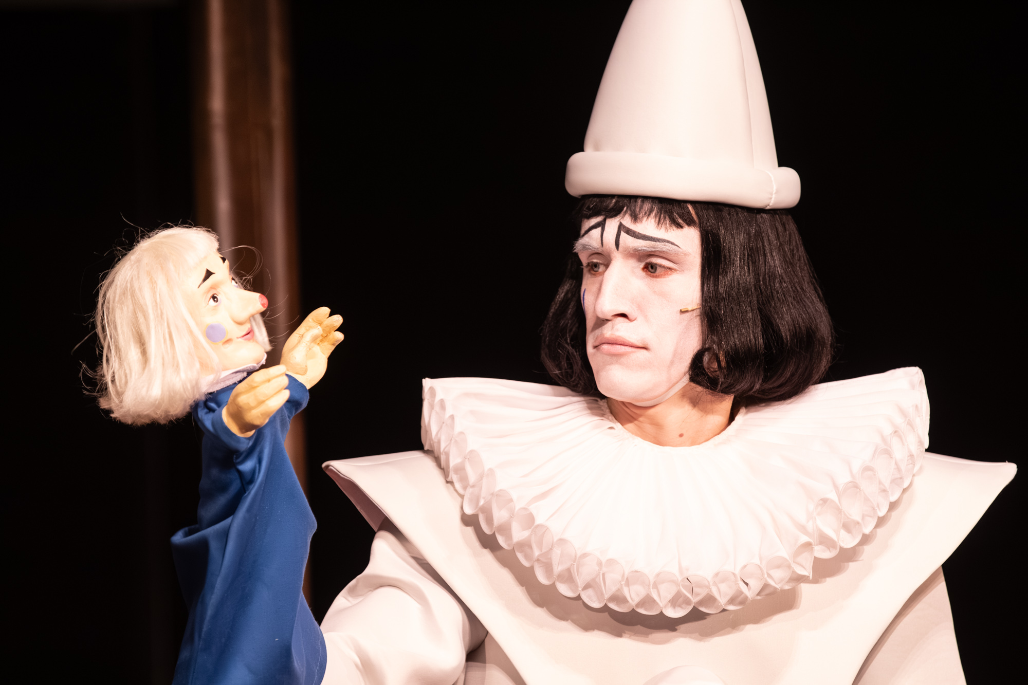 Pierrot mit einer Handpuppe