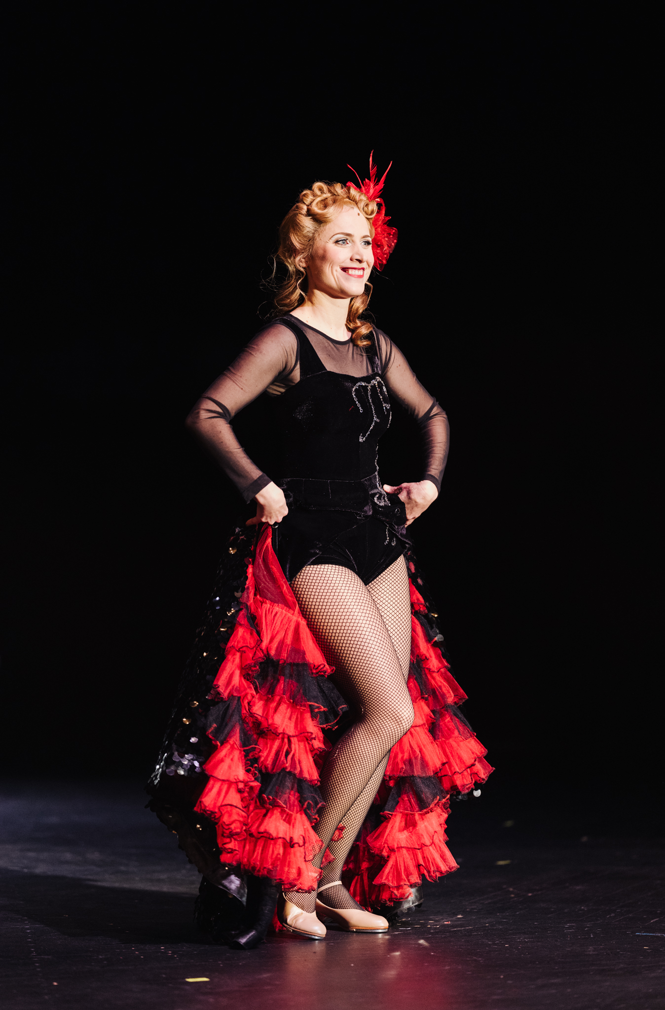 Marika in einem schwarz-roten Kleid