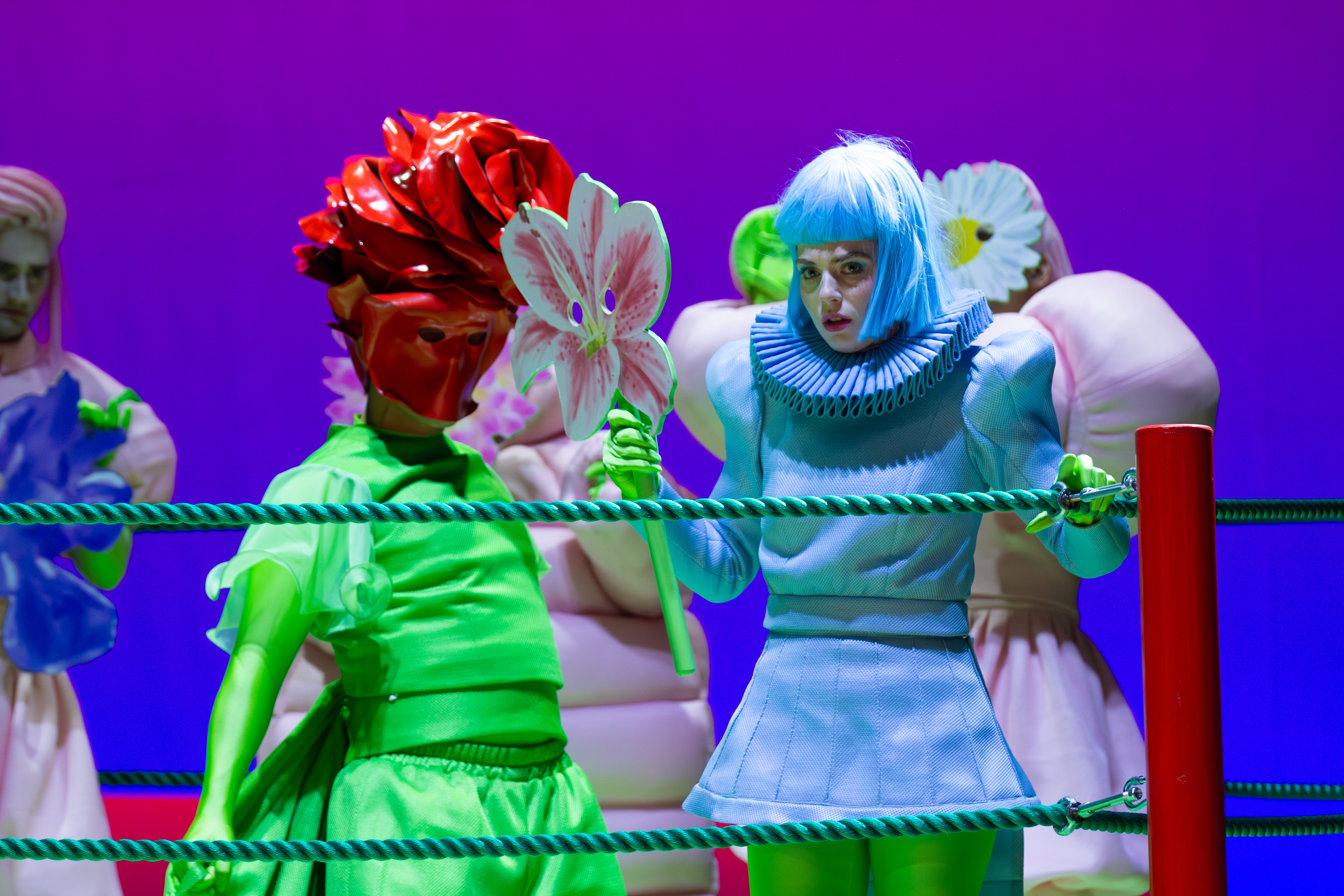 Florian rast als Graf Paris, Charlotta Grimm, Kevin Knobloch als Romeo in einer Ringarena