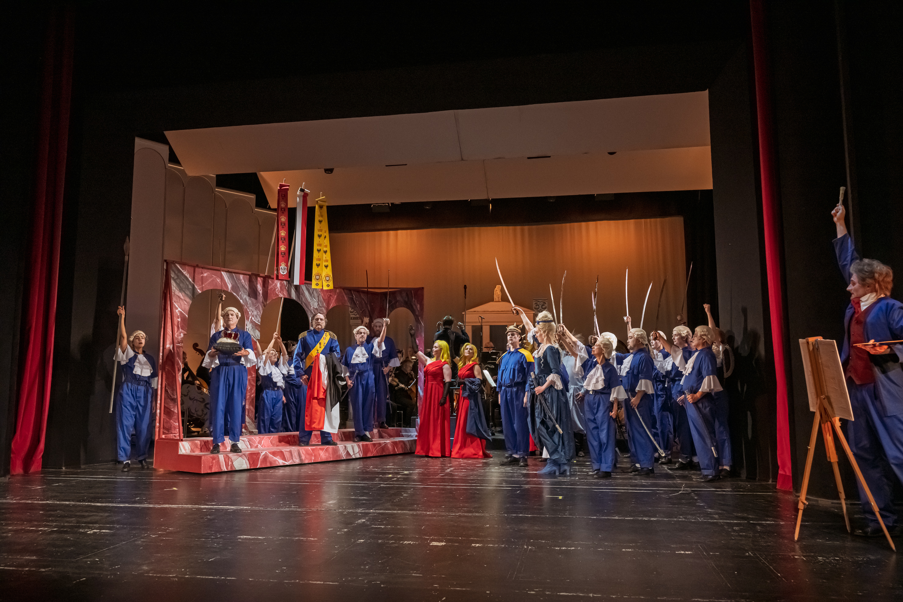 Theater-Ensemble auf der großen Bühne