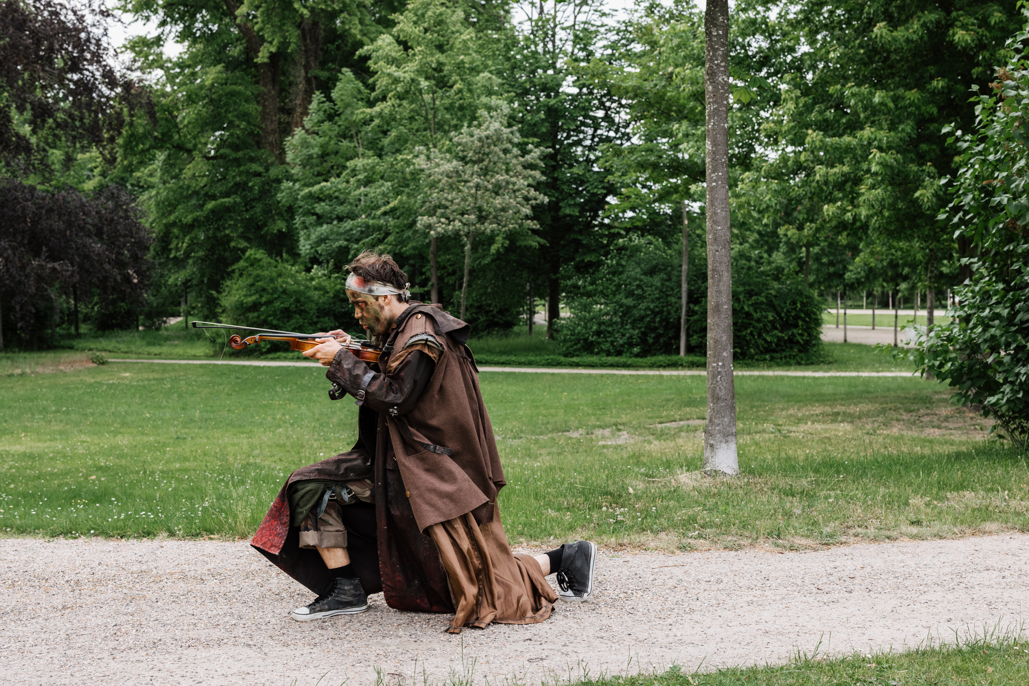 Der Soldat kniet mit der Geige in der Hand