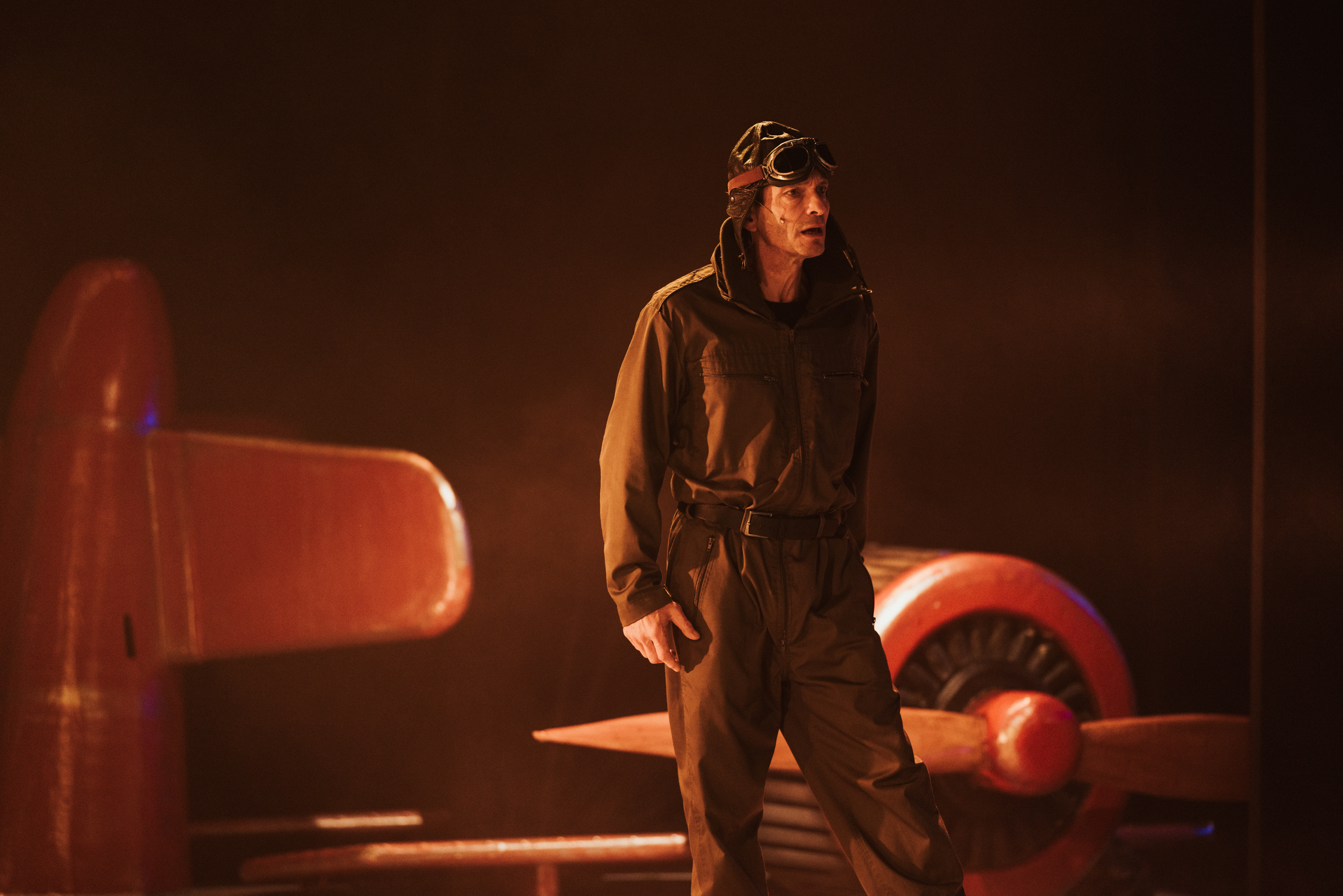 Der Pilot vor einer Turbine