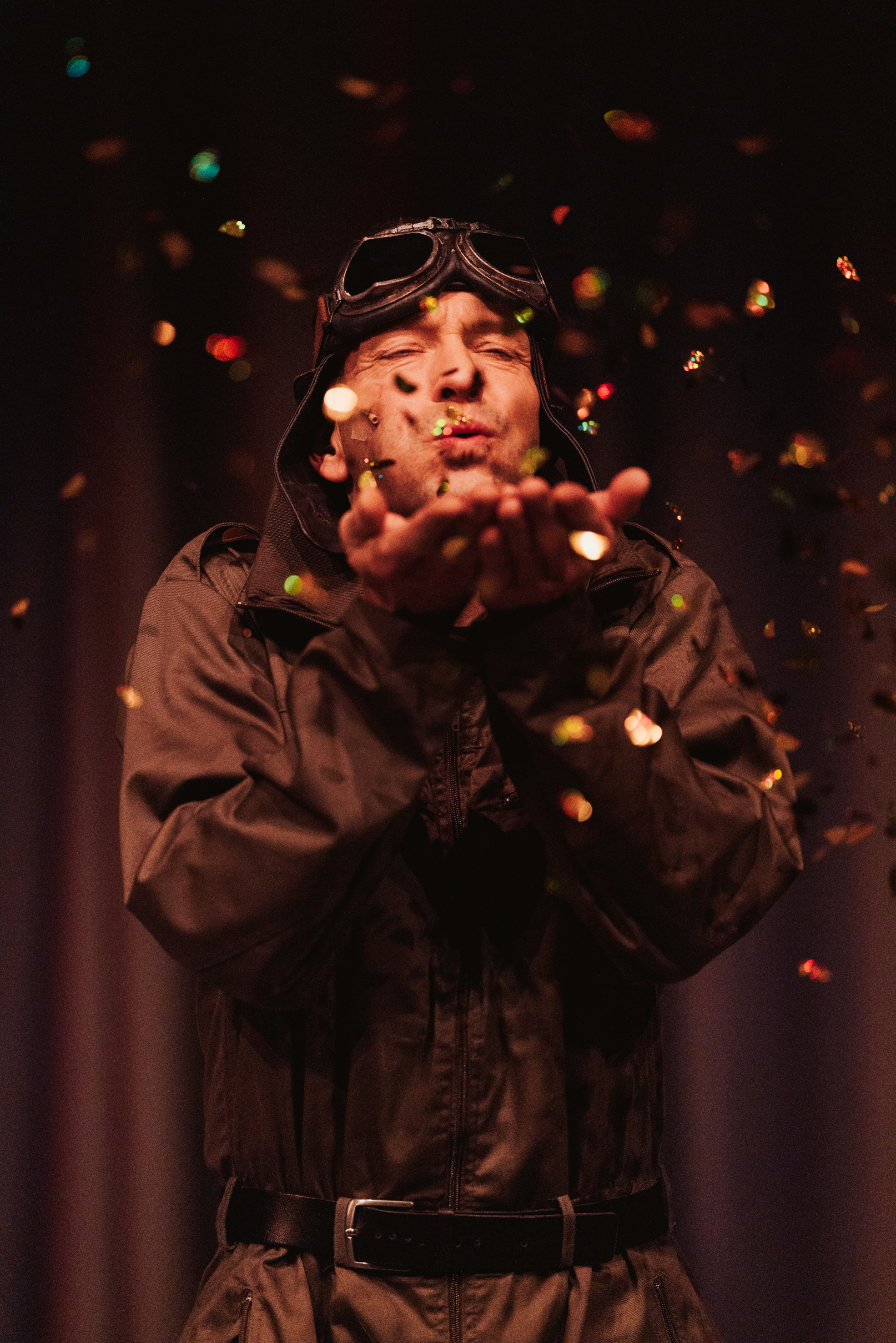 Der Pilot pustet farbigen Glitter in die Luft