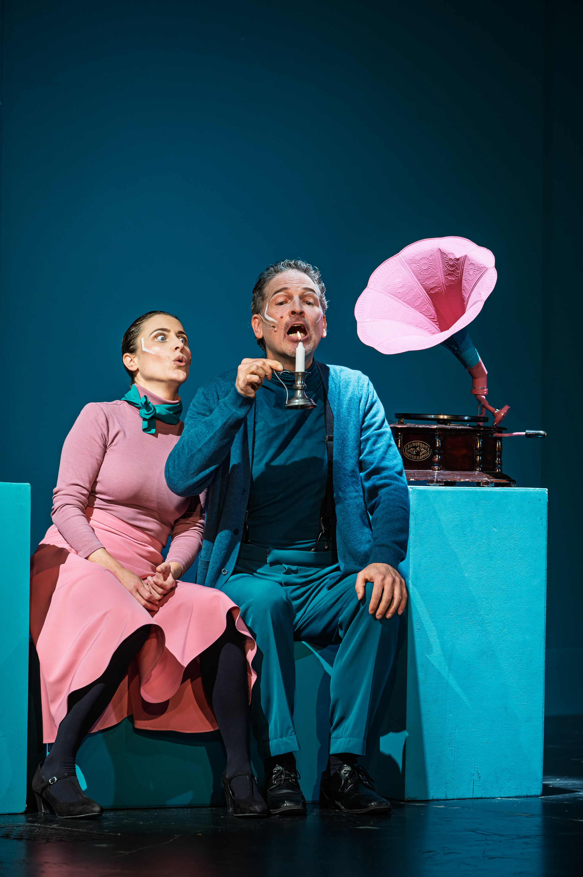 Eliza Doolittle und Henry Higgins bei Sprechübungen