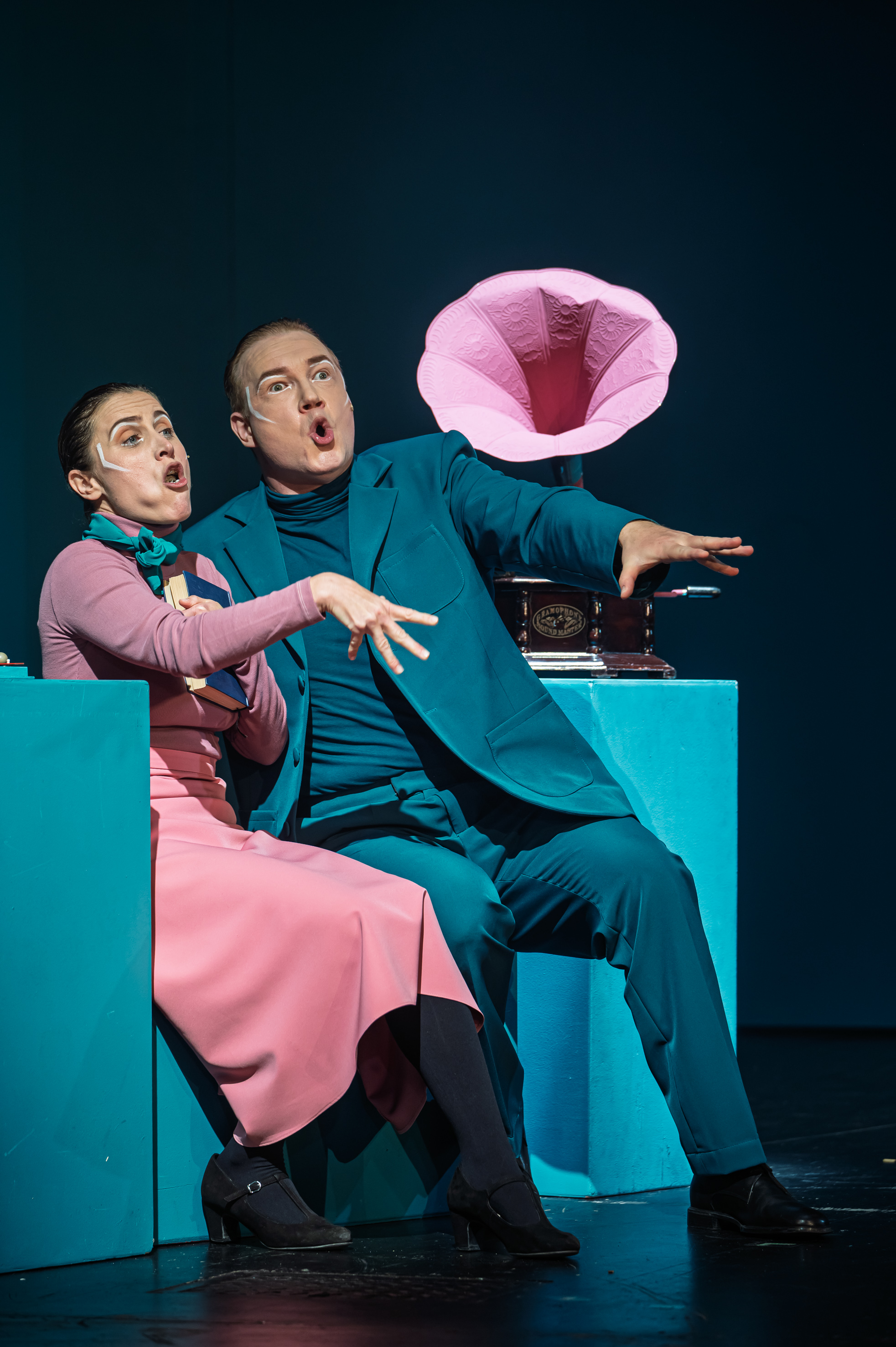 Eliza Doolittle und Oberst Pickering beim gemeinsamen Sprechtraining