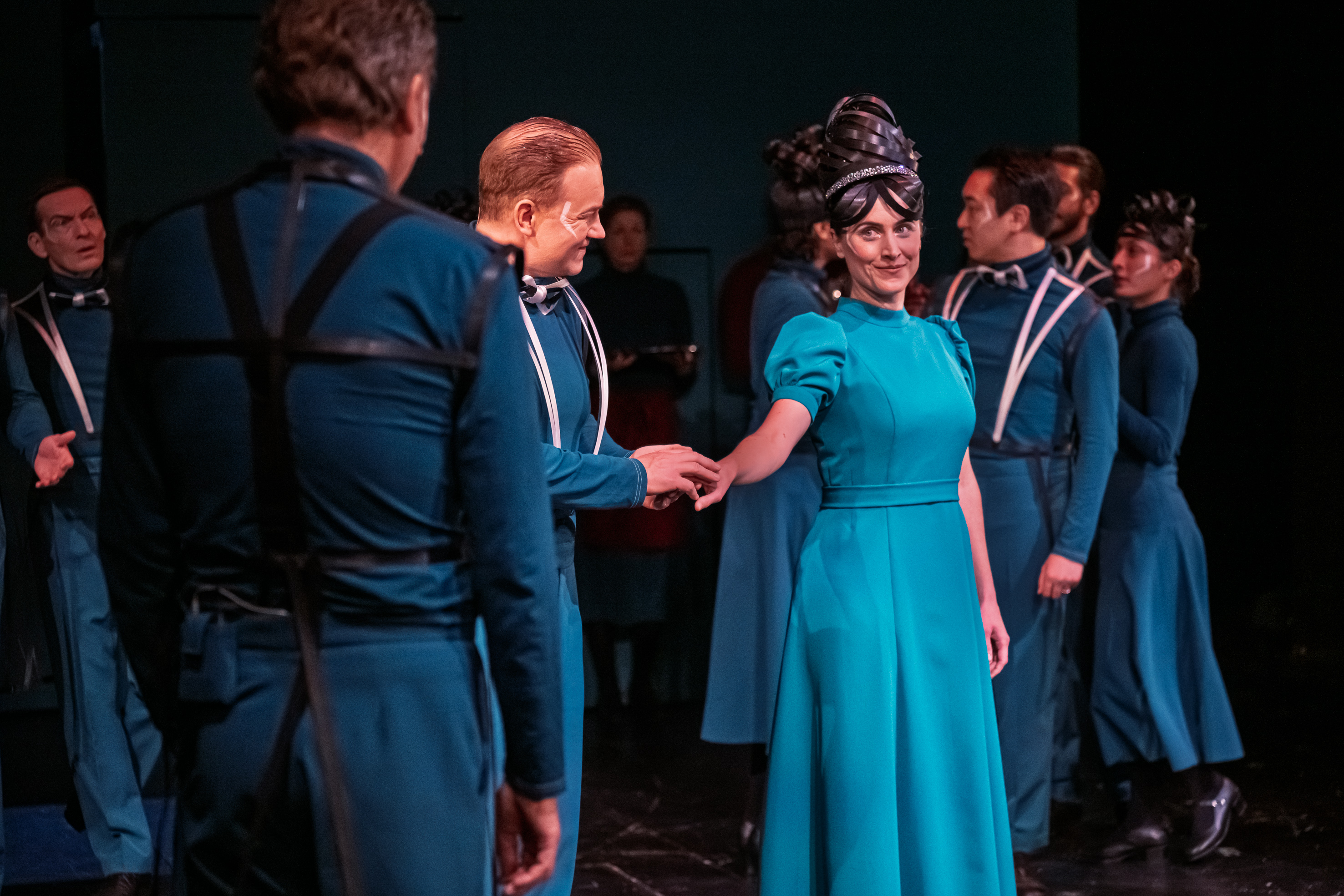 Oberst Pickering fordert Eliza Doolittle zum Tanz auf